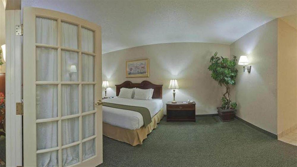 Holiday Inn Express Milwaukee N- Brown Deer/Mequon Exterior photo