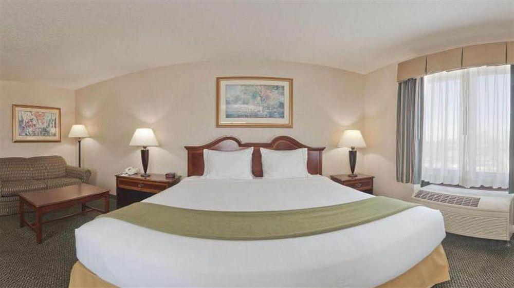 Holiday Inn Express Milwaukee N- Brown Deer/Mequon Exterior photo