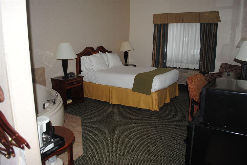Holiday Inn Express Milwaukee N- Brown Deer/Mequon Exterior photo