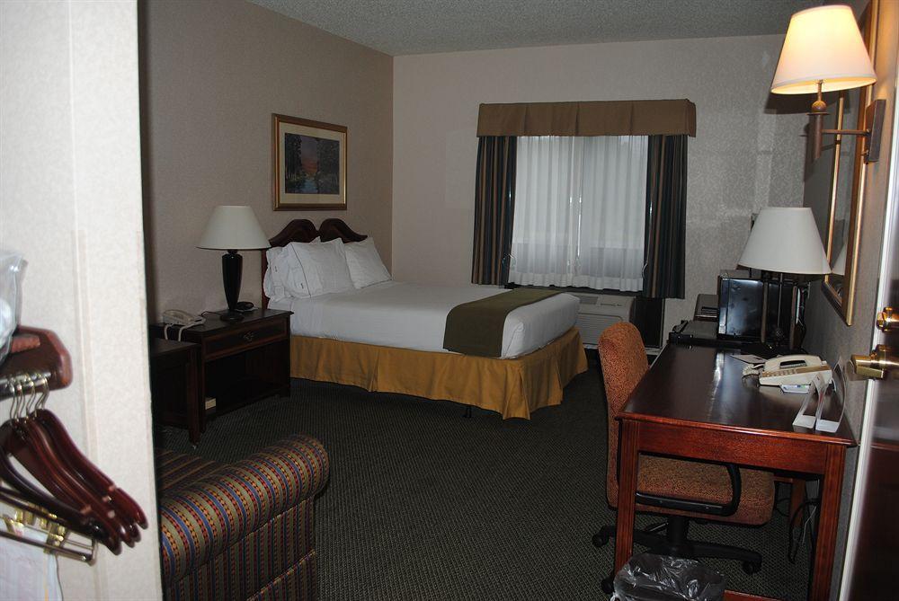 Holiday Inn Express Milwaukee N- Brown Deer/Mequon Exterior photo