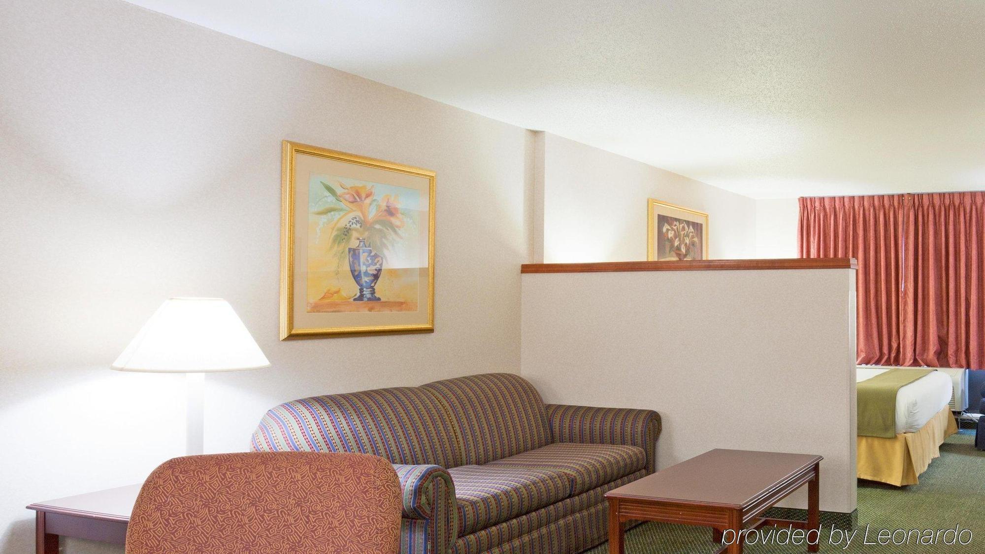 Holiday Inn Express Milwaukee N- Brown Deer/Mequon Exterior photo